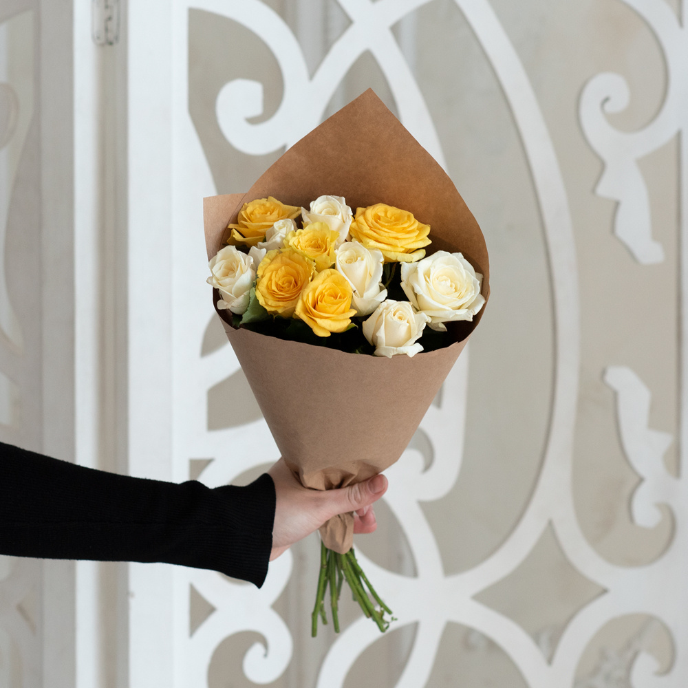 Розы белые и жёлтые недорого: 11 цветков
