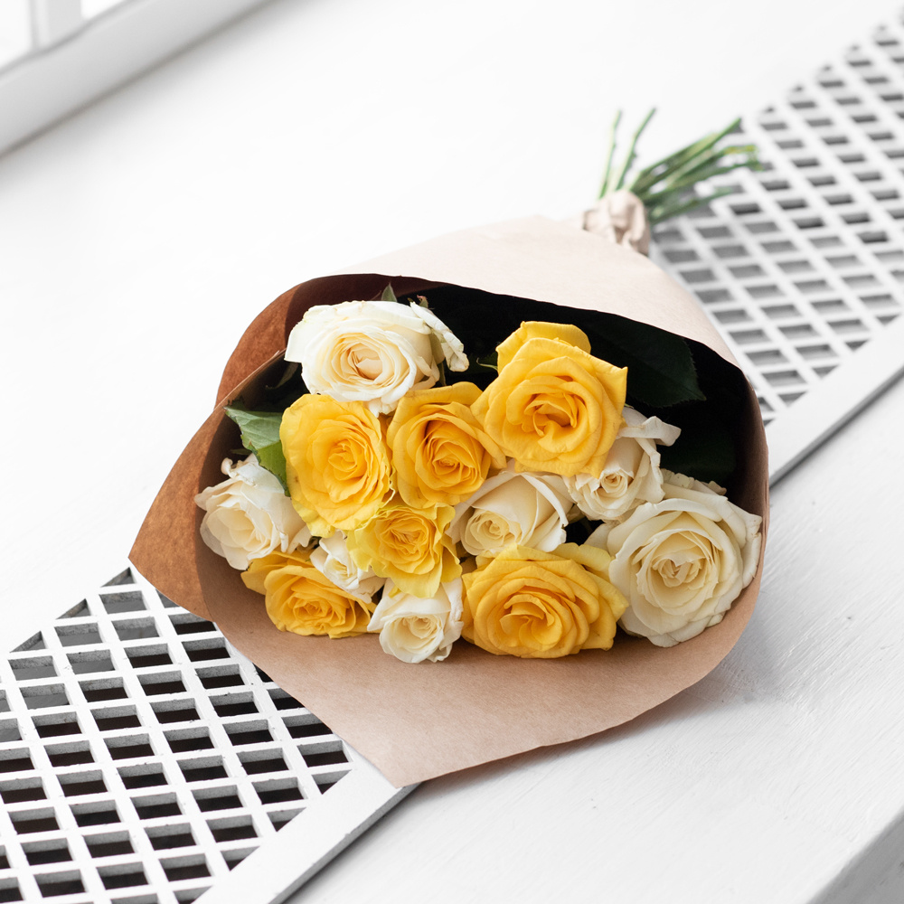 Розы белые и жёлтые недорого: 13 цветков