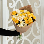 Розы дешево, 31 штук. Цвет: белый и жёлтый. Доставка круглосуточно в Санкт-Петербурге - Фотография 2