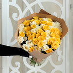 Розы дешево, 55 штук. Цвет: белый и жёлтый. Доставка круглосуточно в Санкт-Петербурге - Фотография 2