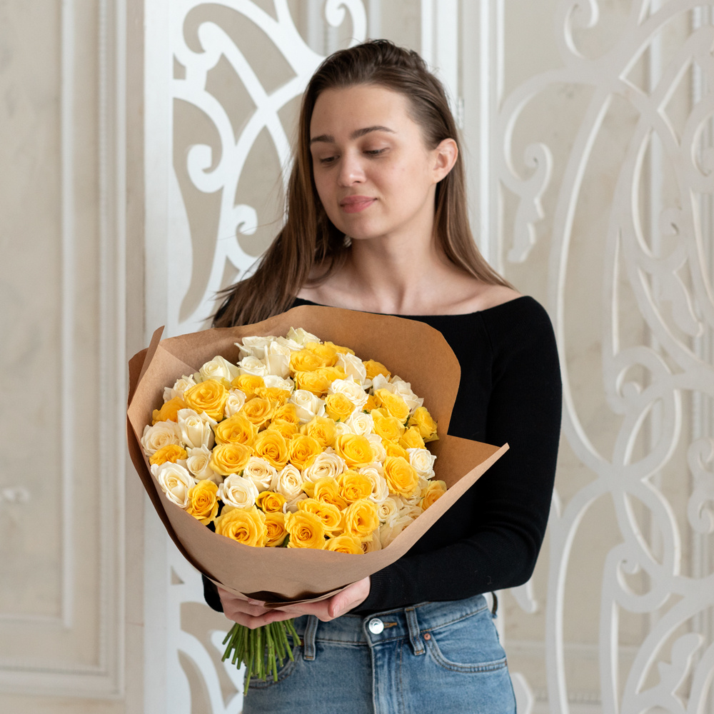 Розы дешево, 75 штук. Цвет: белый и жёлтый. Доставка круглосуточно в Санкт-Петербурге