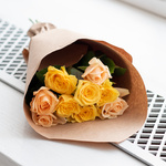 Розы дешево, 9 штук. Цвет: жёлтый и персиковый. Доставка круглосуточно в Санкт-Петербурге - Фотография 3