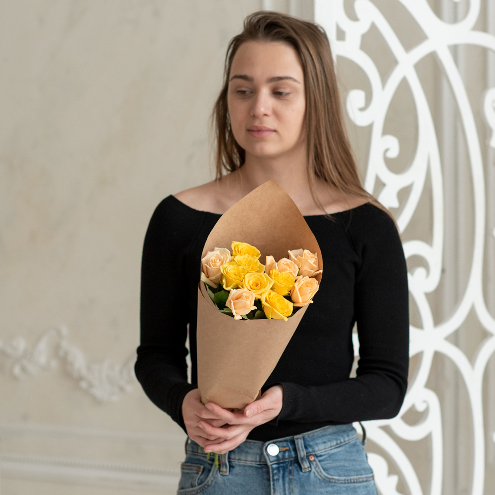 Розы дешево, 11 штук. Цвет: жёлтый и персиковый. Доставка круглосуточно в Санкт-Петербурге