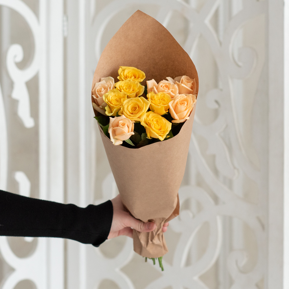 Розы жёлтые и персиковые недорого: 11 цветков
