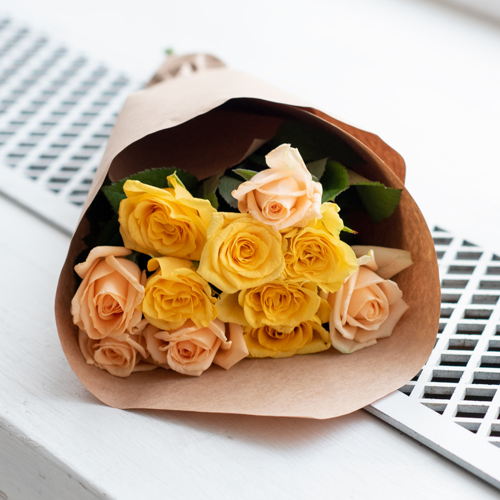 Розы жёлтые и персиковые недорого: 11 цветков