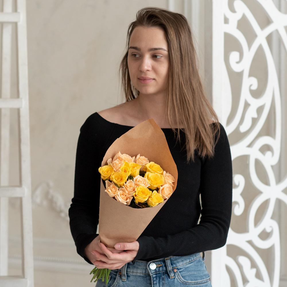 Розы дешево, 17 штук. Цвет: жёлтый и персиковый. Доставка круглосуточно в Санкт-Петербурге