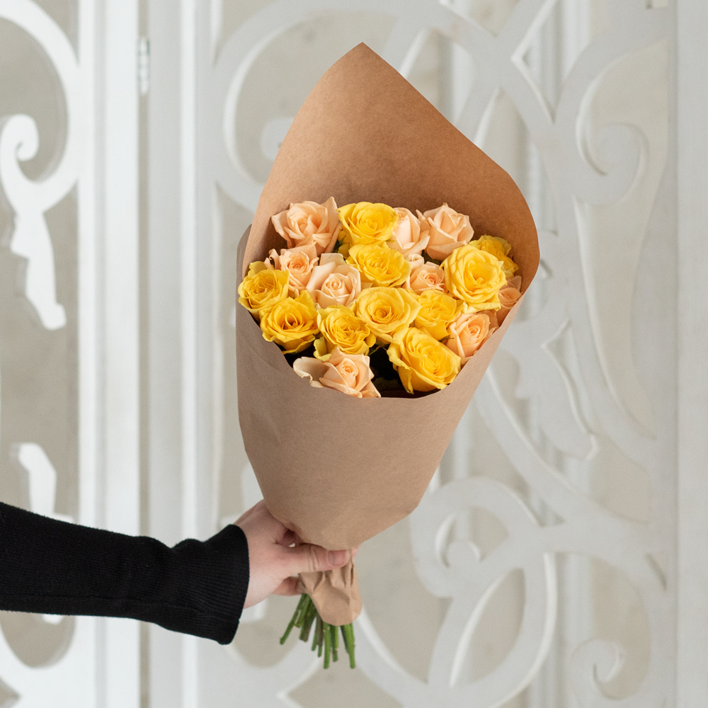 Розы жёлтые и персиковые недорого: 19 цветков