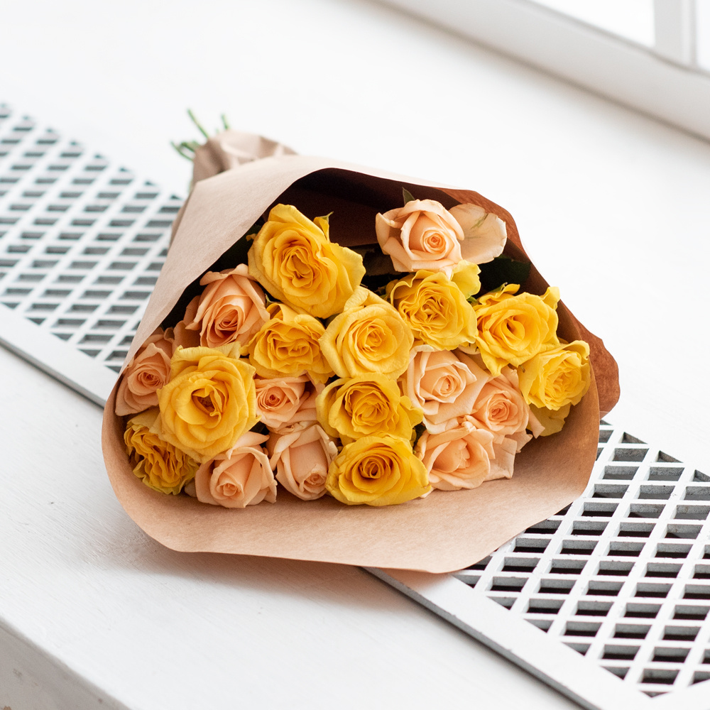 Розы жёлтые и персиковые недорого: 19 цветков