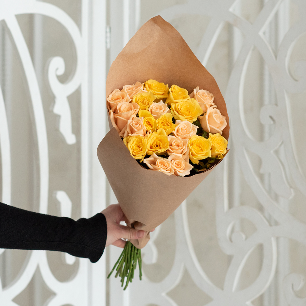 Розы жёлтые и персиковые недорого: 21 цветок