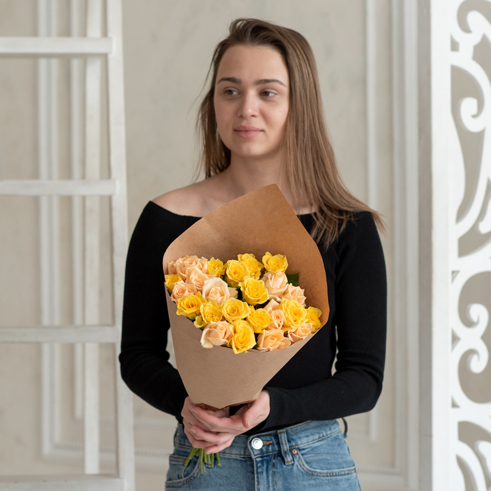 Розы дешево, 23 штук. Цвет: жёлтый и персиковый. Доставка круглосуточно в Санкт-Петербурге
