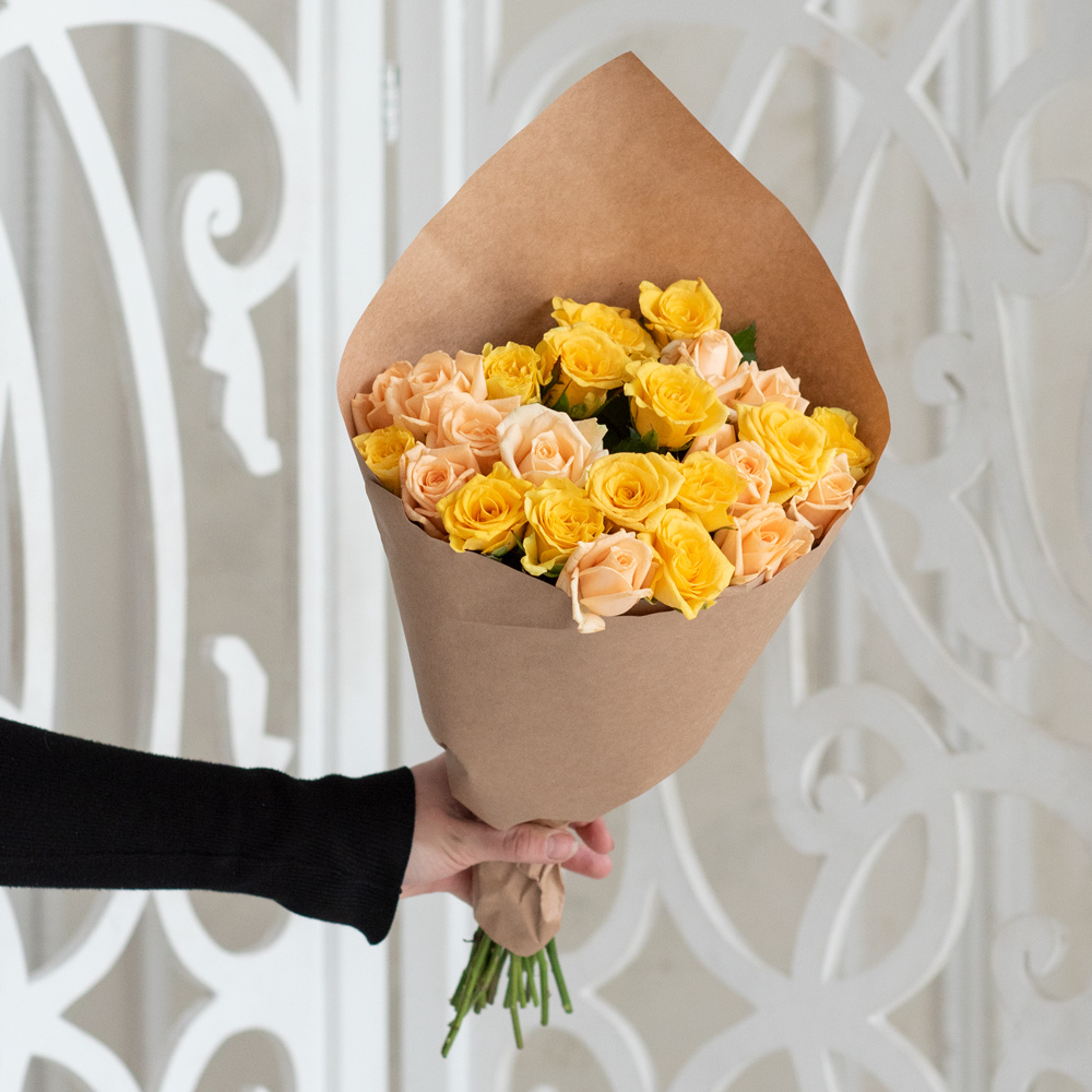 Розы жёлтые и персиковые недорого: 23 цветка