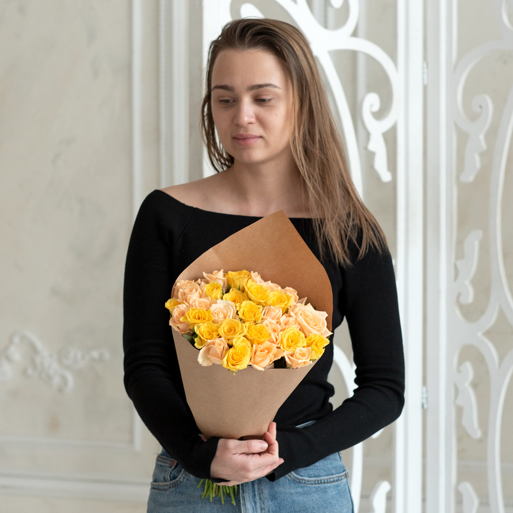 Розы дешево, 31 шт. Цвет: жёлтый и персиковый. Доставка круглосуточно в Санкт-Петербурге