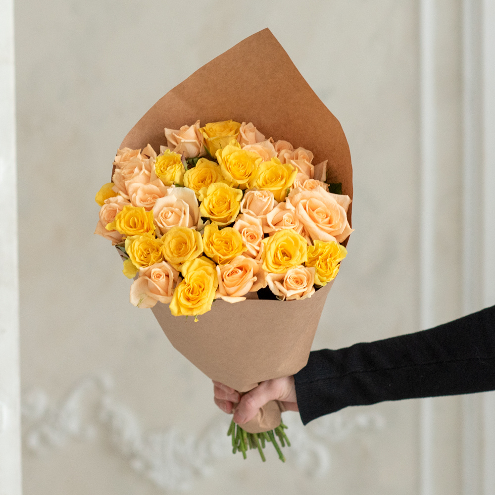Розы жёлтые и персиковые недорого: 31 цветок