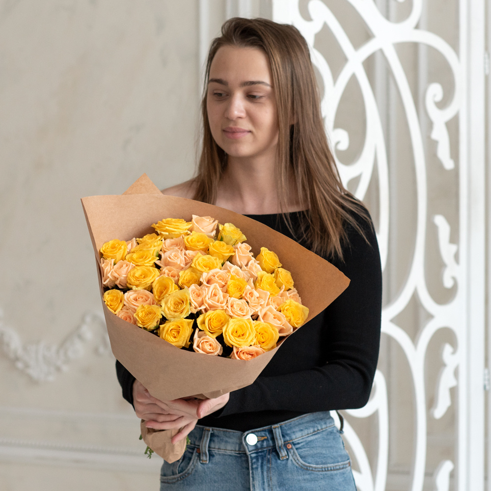 Розы дешево, 51 шт. Цвет: жёлтый и персиковый. Доставка круглосуточно в Санкт-Петербурге