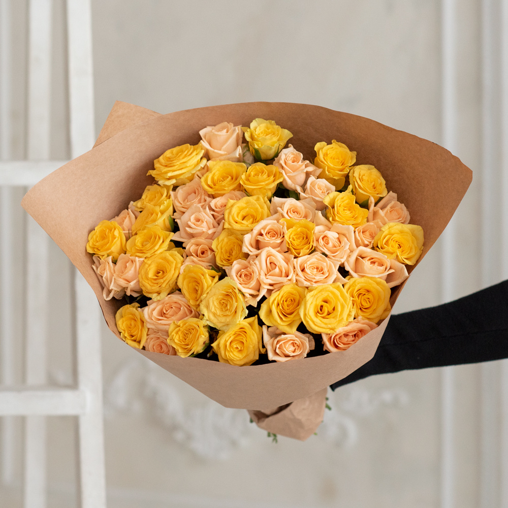 Розы жёлтые и персиковые недорого: 51 цветок