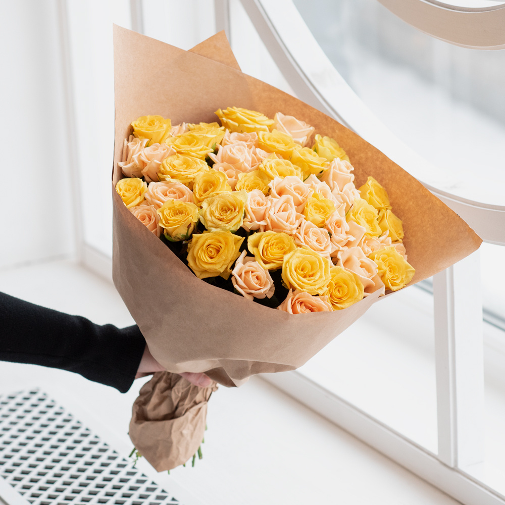 Розы жёлтые и персиковые недорого: 51 цветок
