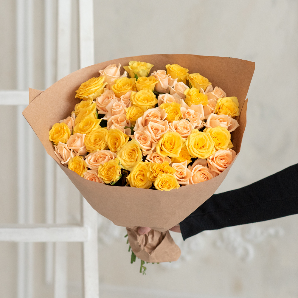 Розы жёлтые и персиковые недорого: 55 цветков