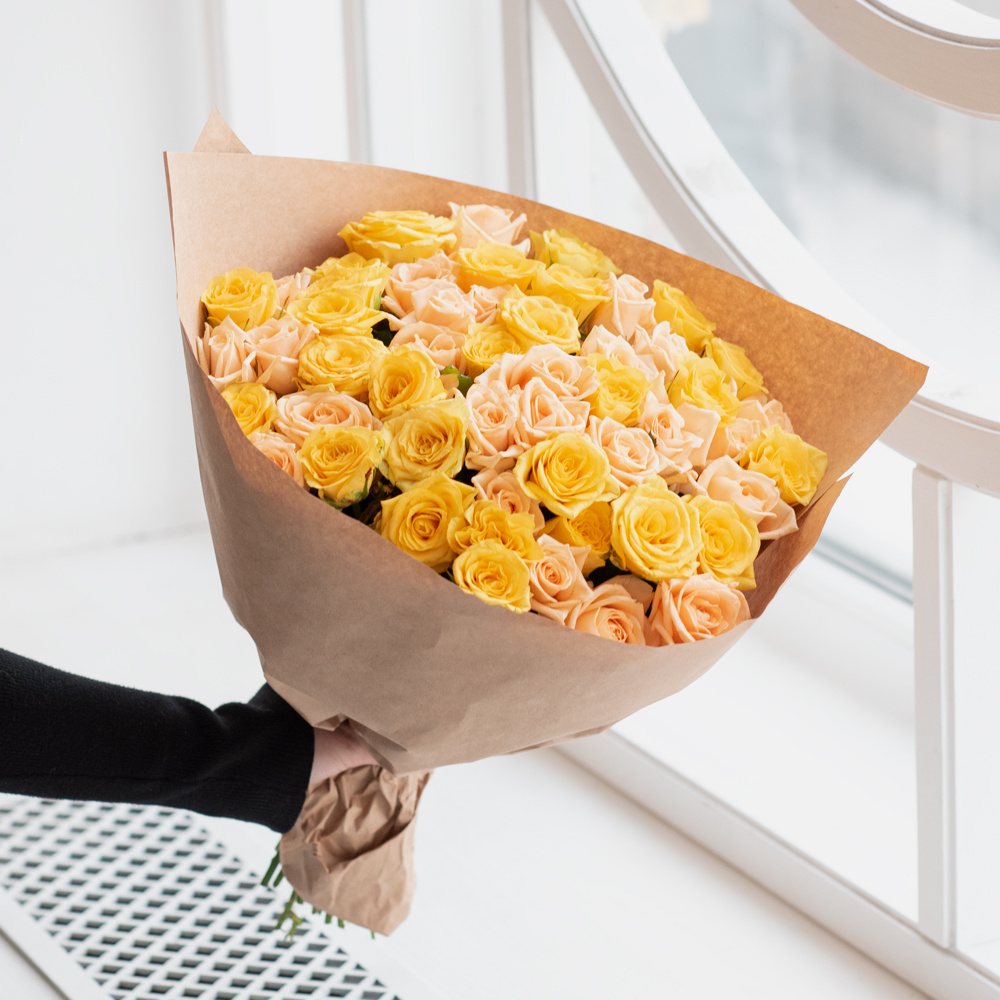Розы жёлтые и персиковые недорого: 55 цветков