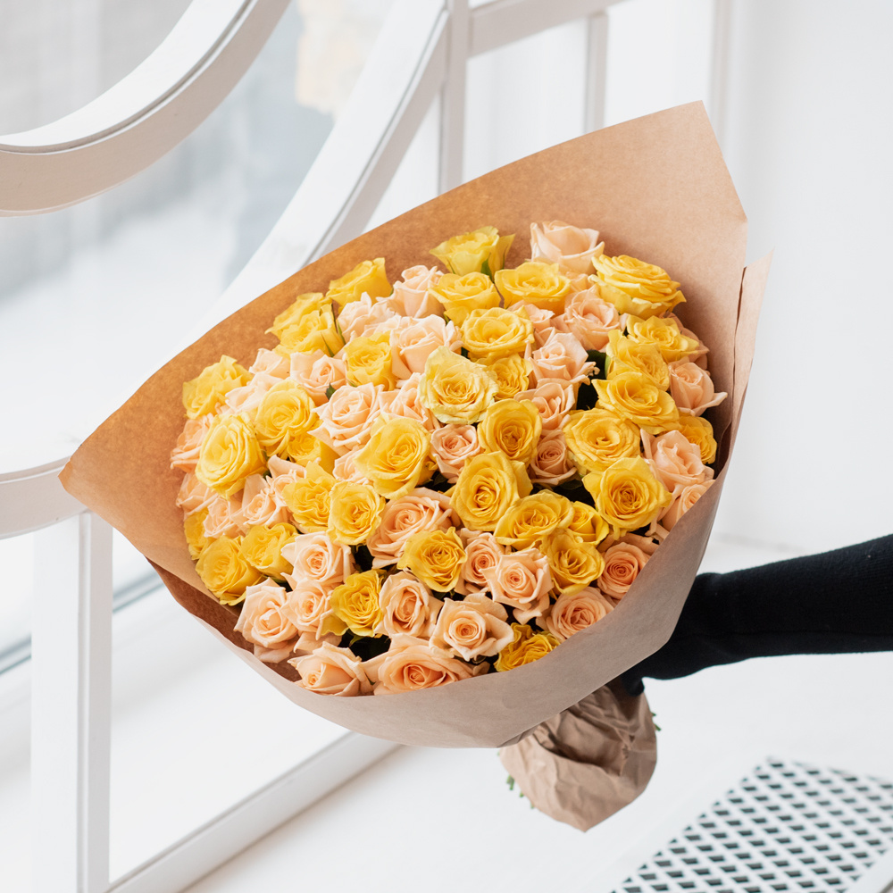 Розы жёлтые и персиковые недорого: 75 цветков
