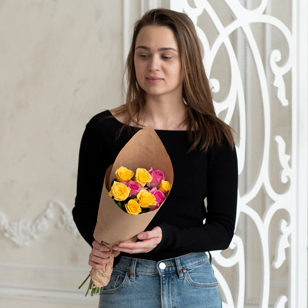 Розы дешево, 9 штук. Цвет:розовый и жёлтый. Доставка круглосуточно в Санкт-Петербурге