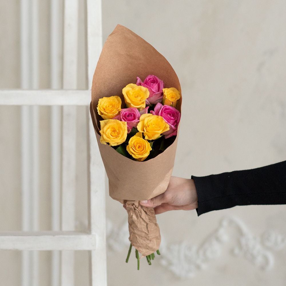 Розы розовые и жёлтые недорого: 9 цветков