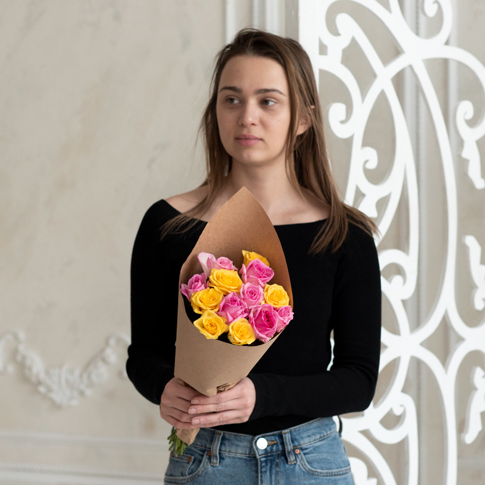 Розы дешево, 13 штук. Цвет:розовый и жёлтый. Доставка круглосуточно в Санкт-Петербурге