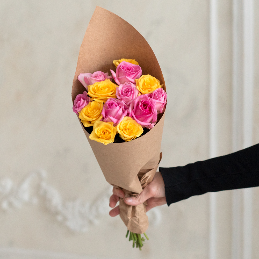 Розы розовые и жёлтые недорого: 13 цветков