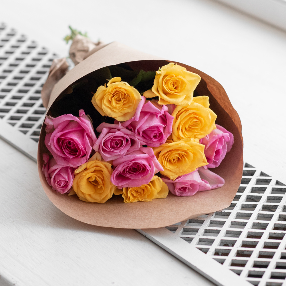 Розы розовые и жёлтые недорого: 13 цветков
