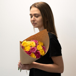 Розы дешево, 15 штук. Цвет:розовый и жёлтый. Доставка круглосуточно в Санкт-Петербурге - Фотография 1