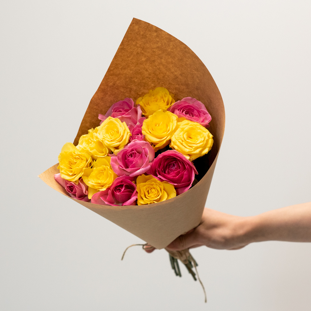 Розы розовые и жёлтые недорого: 15 цветков