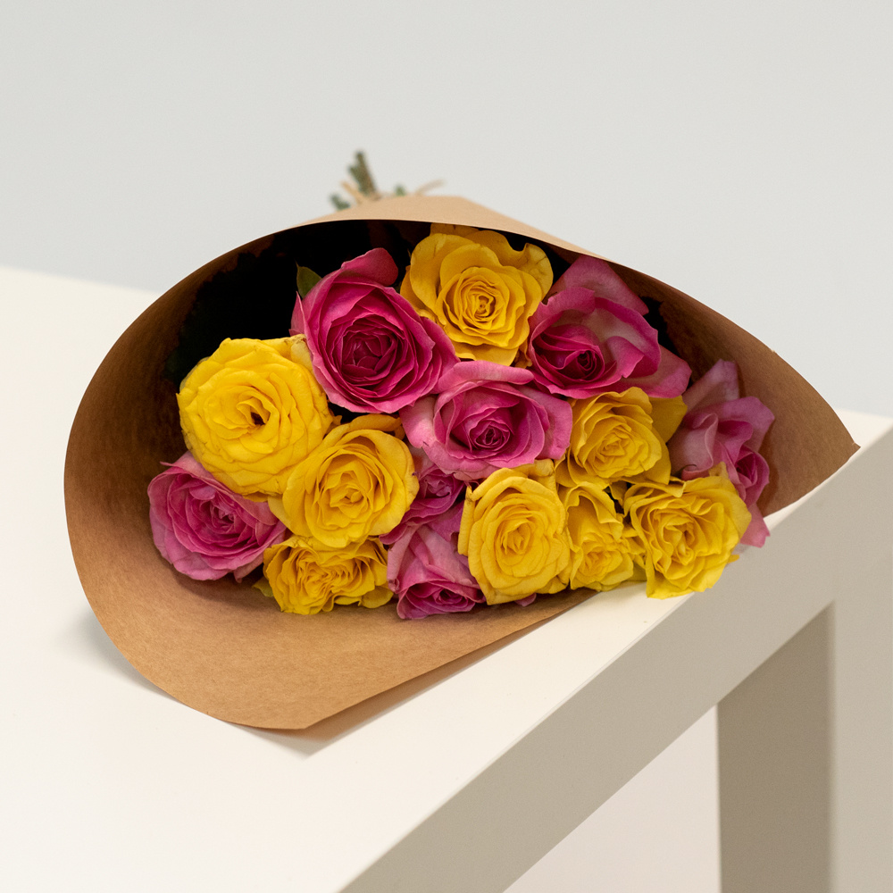 Розы розовые и жёлтые недорого: 15 цветков