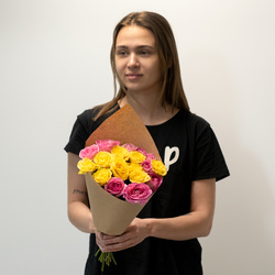 Букет «Розы розовые и жёлтые недорого: 17 цветков» Букет «Розы розовые и жёлтые недорого: 17 цветков»