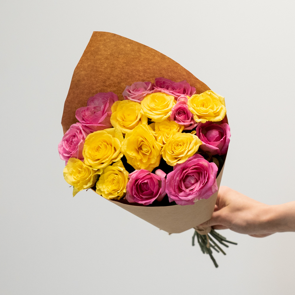 Розы розовые и жёлтые недорого: 17 цветков
