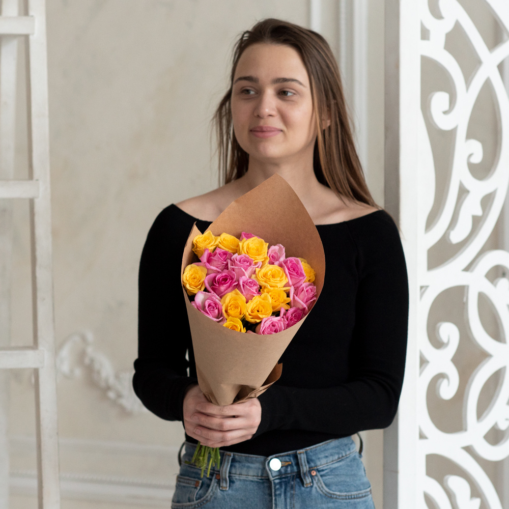 Розы дешево, 21 штук. Цвет:розовый и жёлтый. Доставка круглосуточно в Санкт-Петербурге