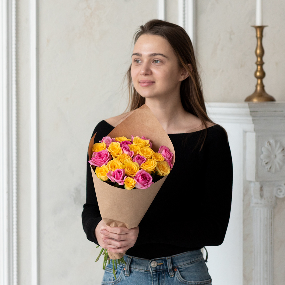 Розы дешево, 23 шт. Цвет:розовый и жёлтый. Доставка круглосуточно в Санкт-Петербурге