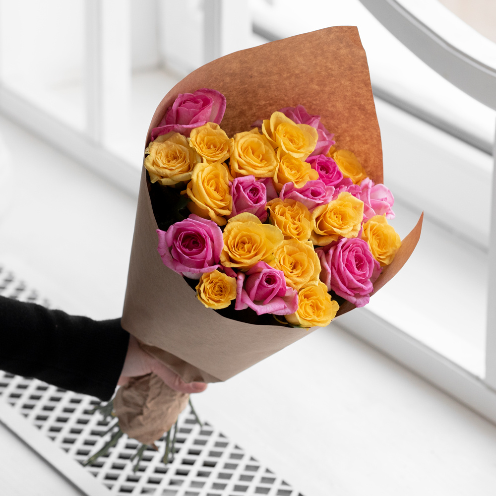 Розы розовые и жёлтые недорого: 23 цветка
