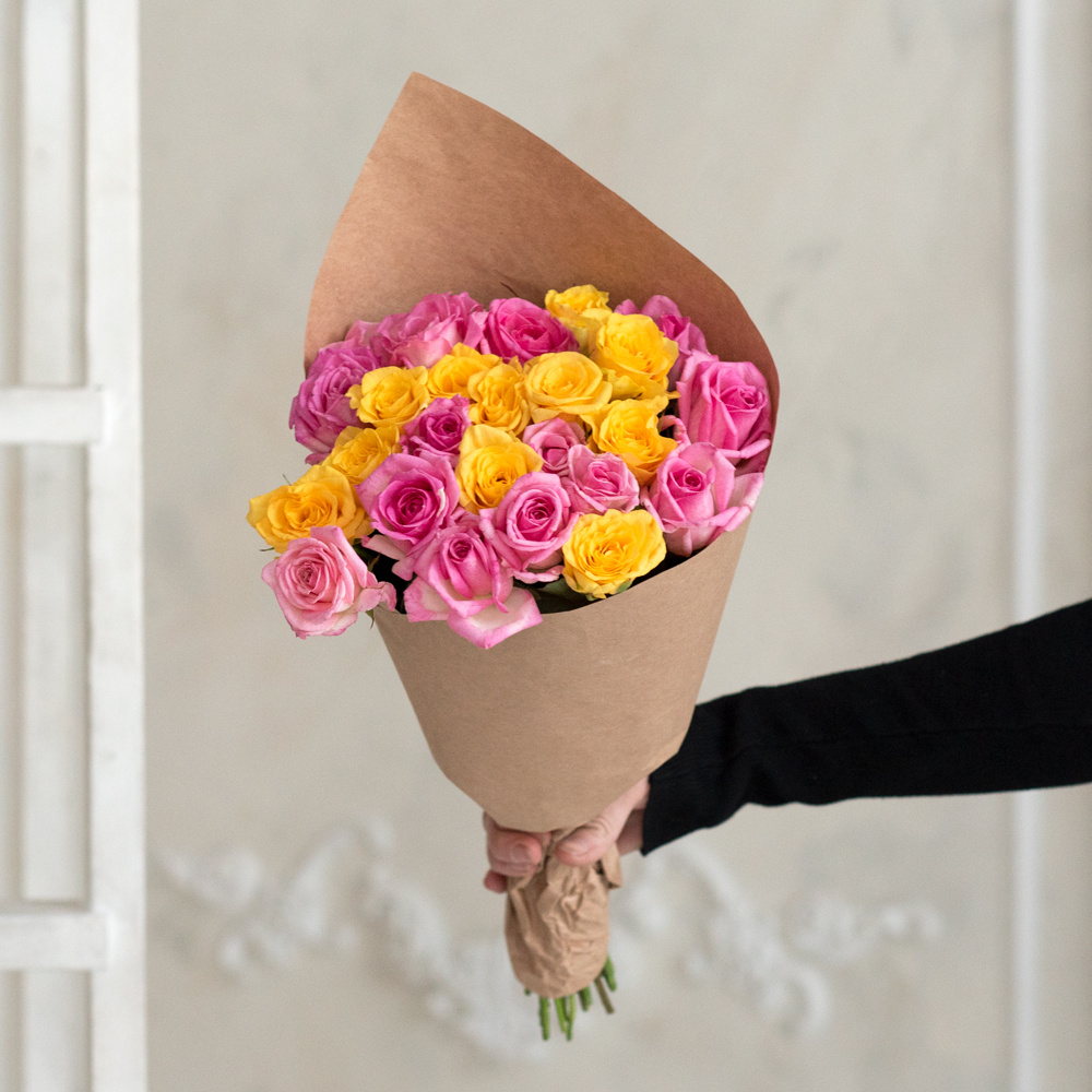 Розы розовые и жёлтые недорого: 25 цветков