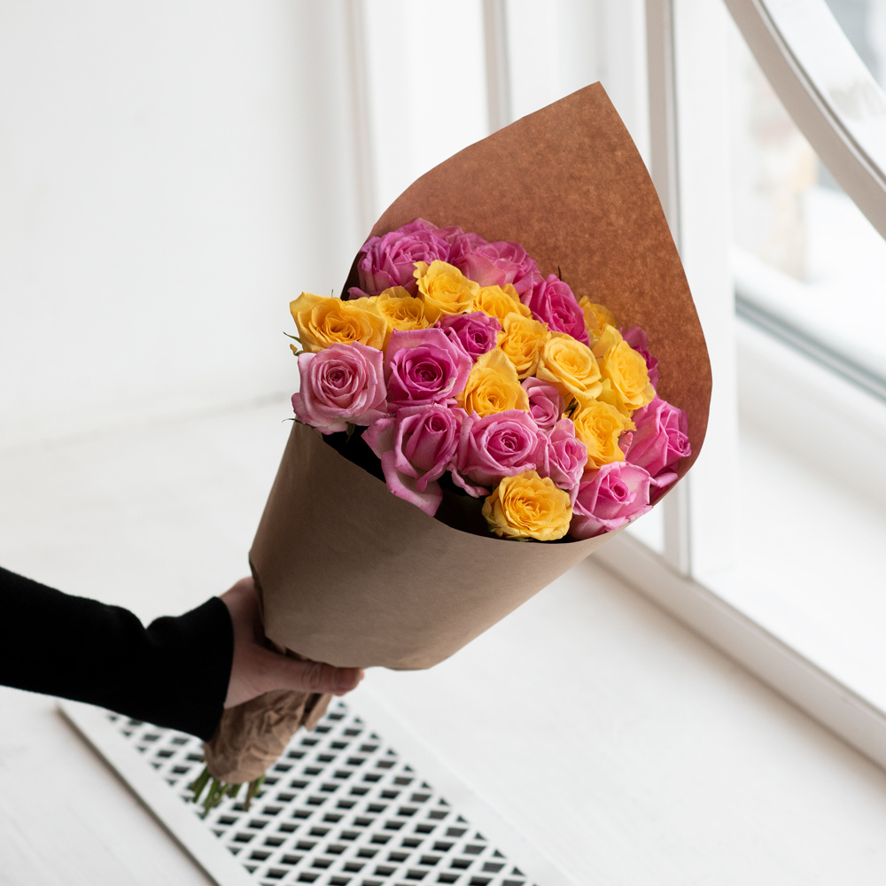 Розы розовые и жёлтые недорого: 25 цветков