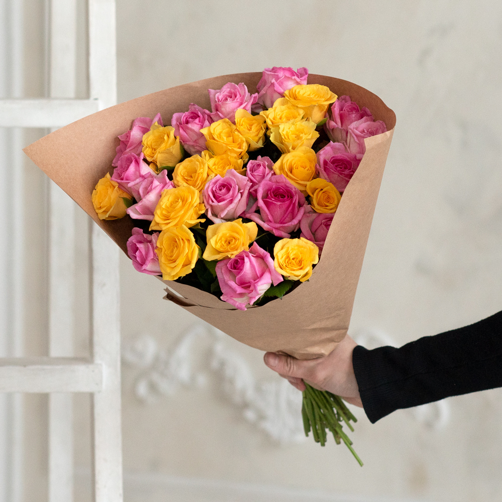 Розы розовые и жёлтые недорого: 27 цветков