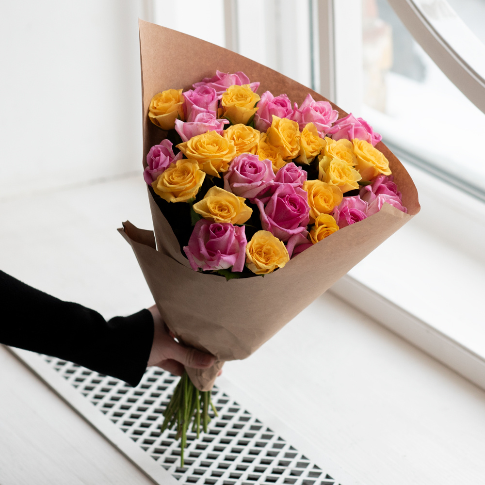 Розы розовые и жёлтые недорого: 27 цветков
