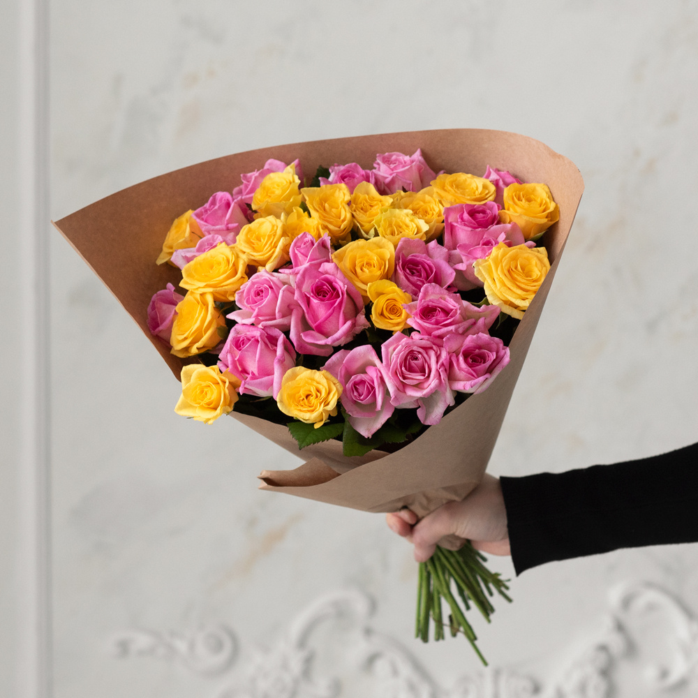 Розы розовые и жёлтые недорого: 31 цветок