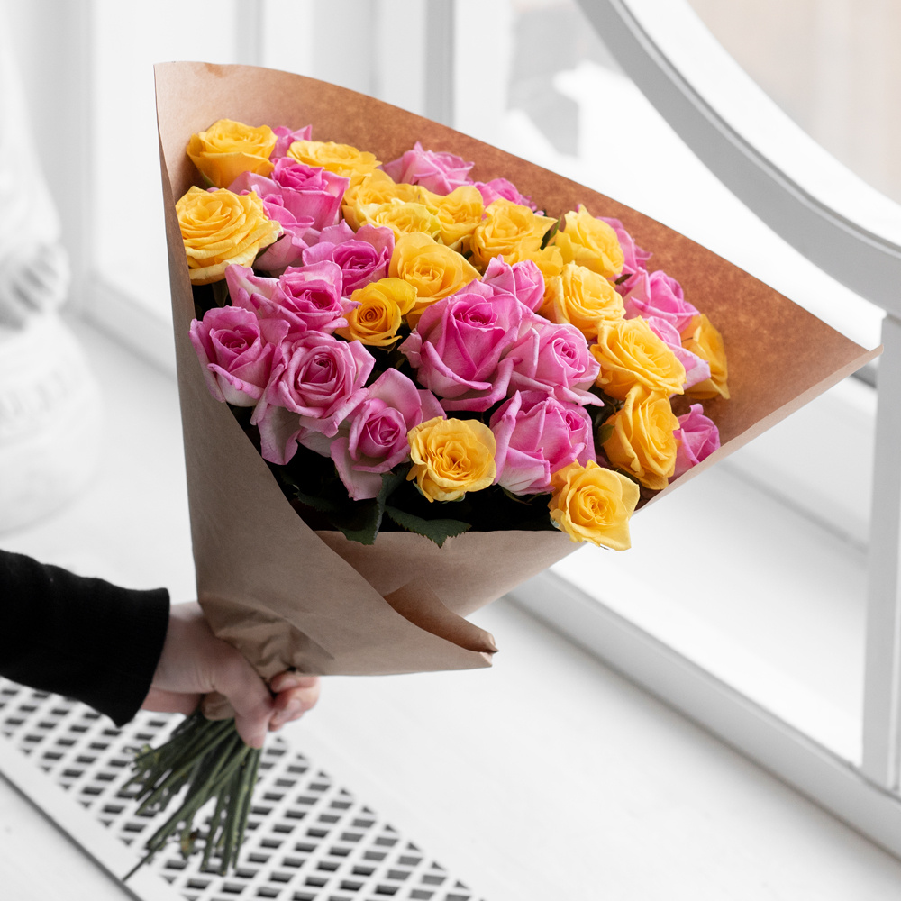 Розы розовые и жёлтые недорого: 31 цветок