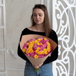 Букет «Розы розовые и жёлтые недорого: 51 цветок» Букет «Розы розовые и жёлтые недорого: 51 цветок»