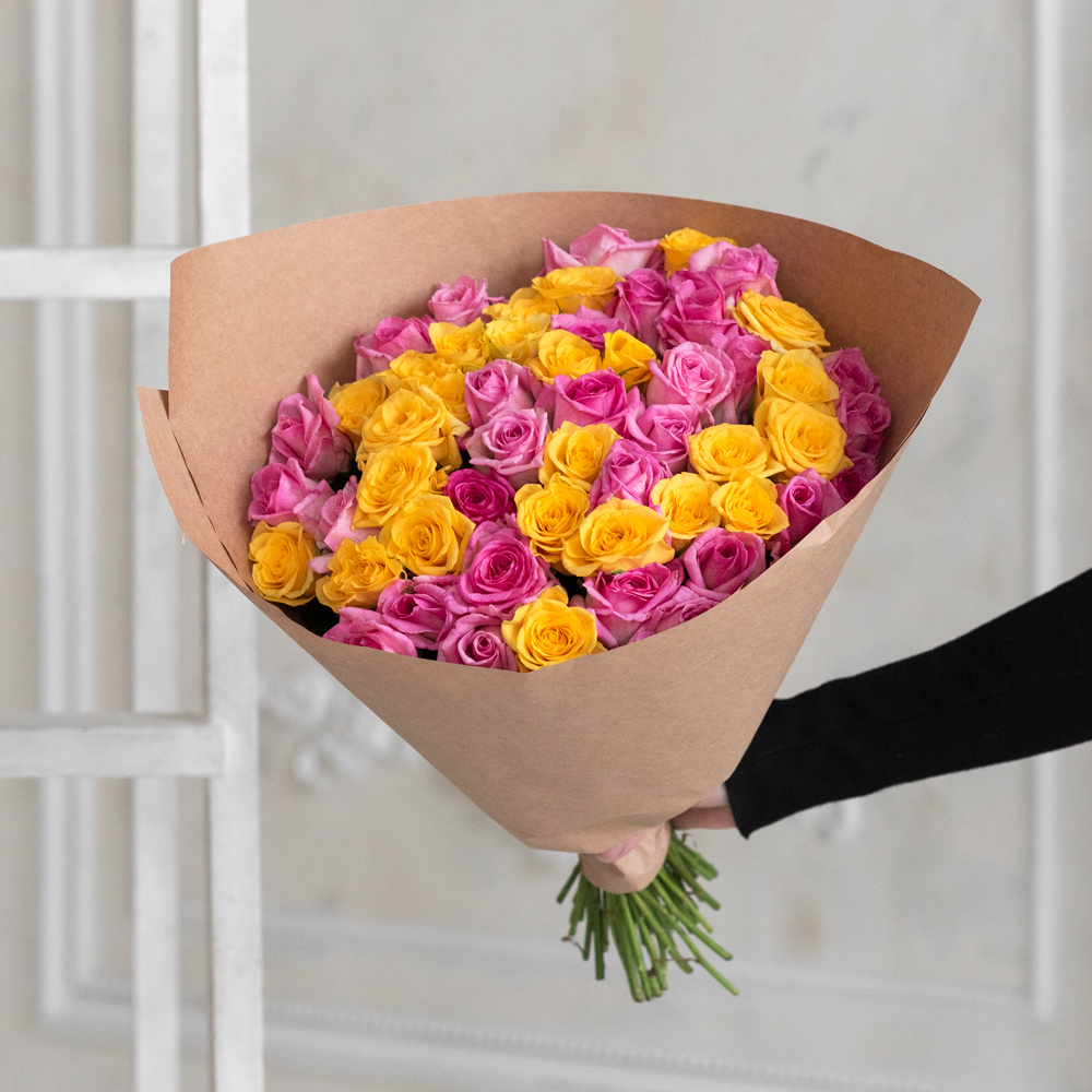 Розы розовые и жёлтые недорого: 51 цветок