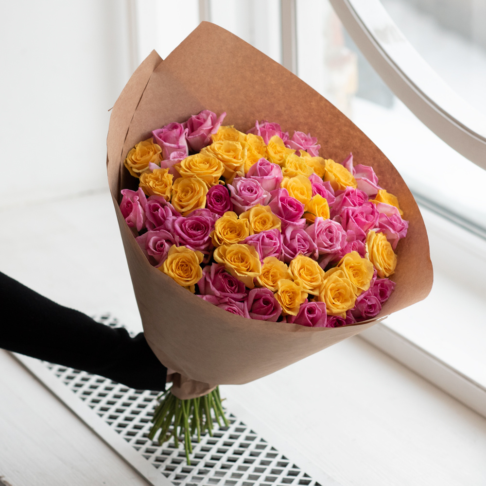 Розы розовые и жёлтые недорого: 51 цветок