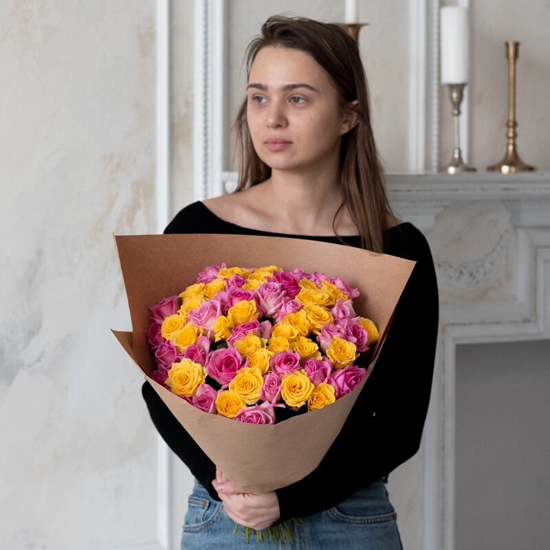 Розы розовые и жёлтые недорого: 55 цветков