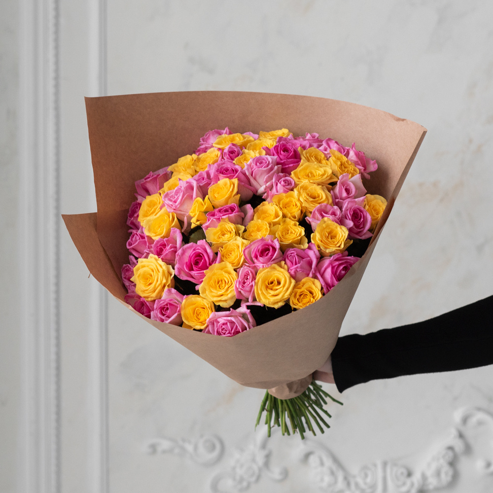 Розы розовые и жёлтые недорого: 55 цветков