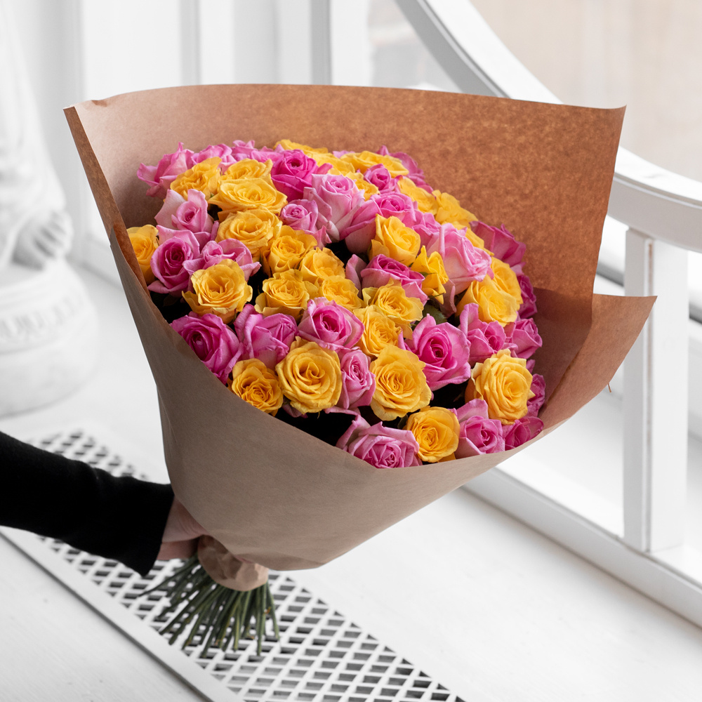 Розы розовые и жёлтые недорого: 55 цветков