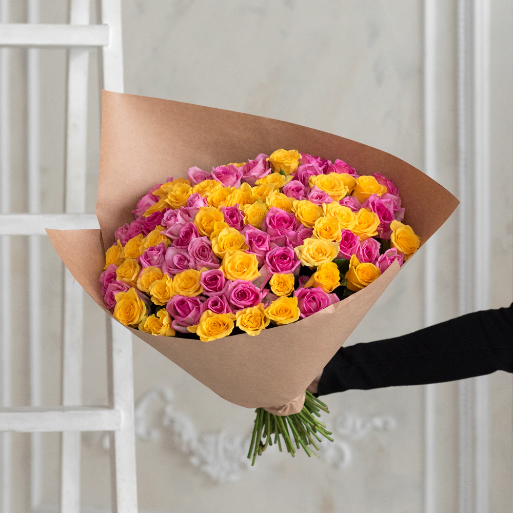 Розы розовые и жёлтые недорого: 75 цветков