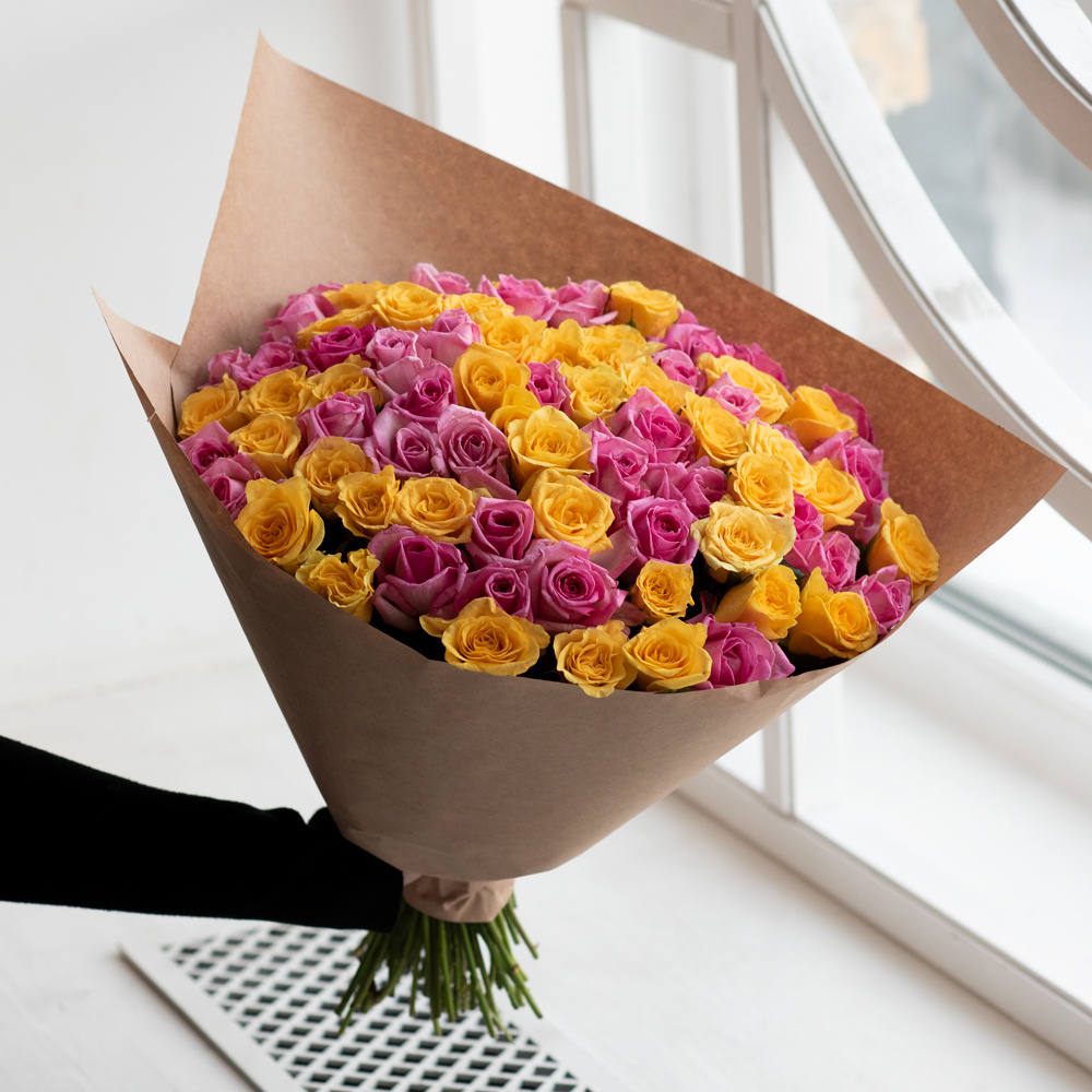 Розы розовые и жёлтые недорого: 75 цветков